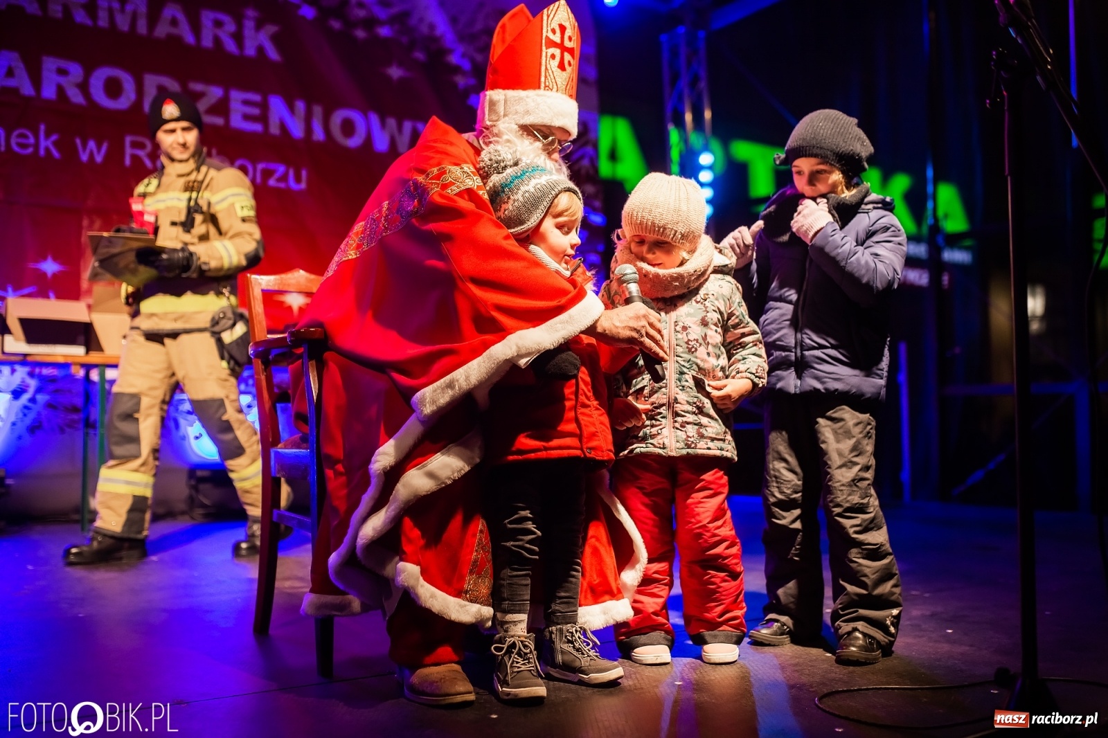 Zdjęcie w galerii na portalu naszraciborz.pl: Św. Mikołaj ze strażakami i rozświetlenie choinki w Raciborzu [WIDEO] wiadomości z regionu