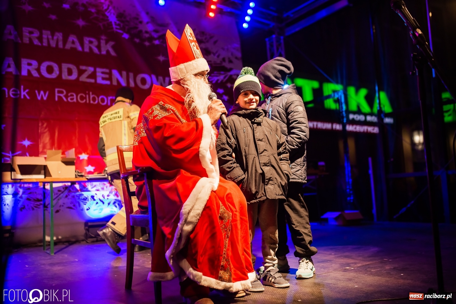 Zdjęcie w galerii na portalu naszraciborz.pl: Św. Mikołaj ze strażakami i rozświetlenie choinki w Raciborzu [WIDEO] wiadomości z regionu
