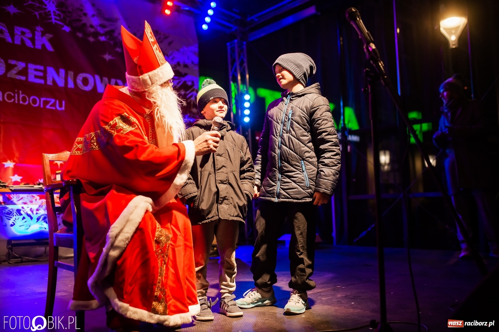 Zdjęcie w galerii na portalu naszraciborz.pl: Św. Mikołaj ze strażakami i rozświetlenie choinki w Raciborzu [WIDEO] wiadomości z regionu