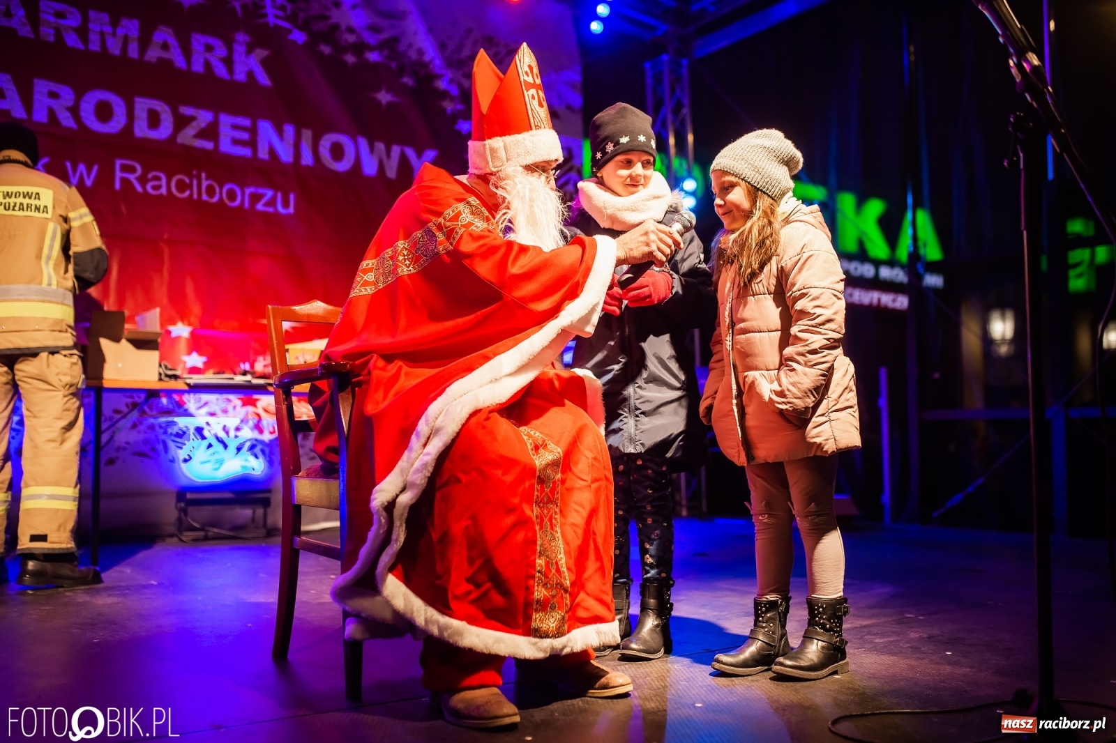 Zdjęcie w galerii na portalu naszraciborz.pl: Św. Mikołaj ze strażakami i rozświetlenie choinki w Raciborzu [WIDEO] wiadomości z regionu