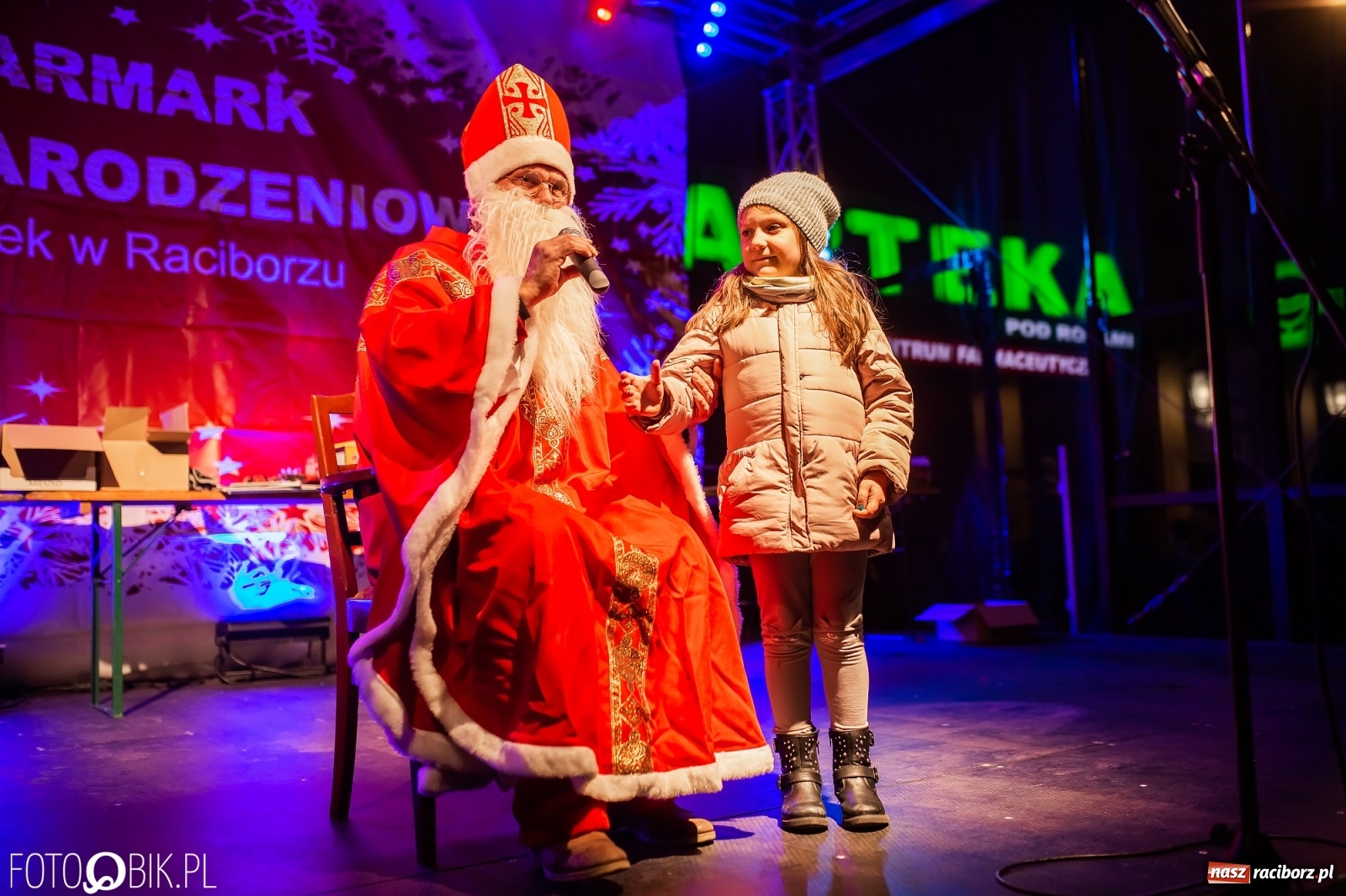Zdjęcie w galerii na portalu naszraciborz.pl: Św. Mikołaj ze strażakami i rozświetlenie choinki w Raciborzu [WIDEO] wiadomości z regionu
