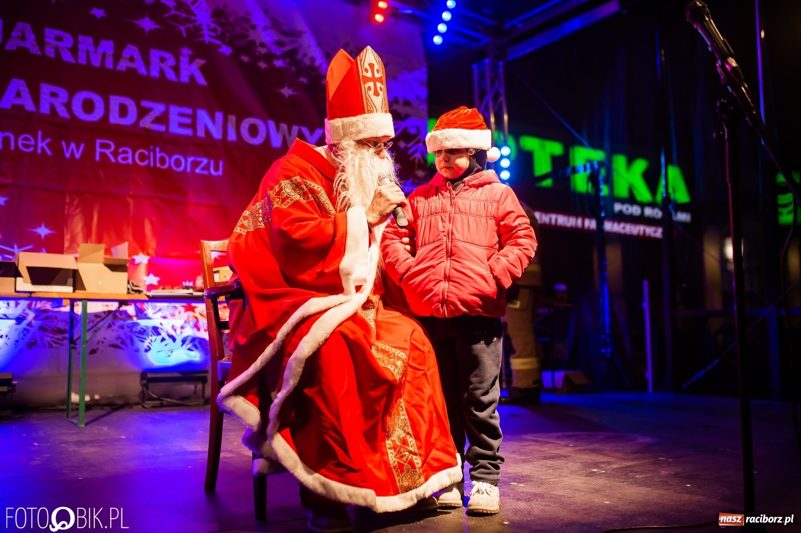 Zdjęcie w galerii na portalu naszraciborz.pl: Św. Mikołaj ze strażakami i rozświetlenie choinki w Raciborzu [WIDEO] wiadomości z regionu