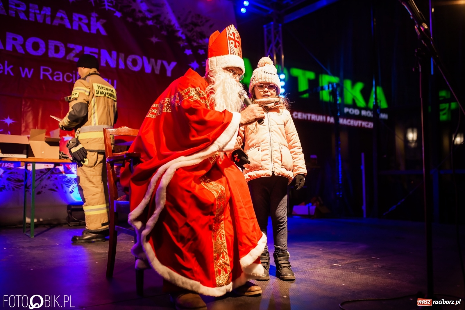 Zdjęcie w galerii na portalu naszraciborz.pl: Św. Mikołaj ze strażakami i rozświetlenie choinki w Raciborzu [WIDEO] wiadomości z regionu