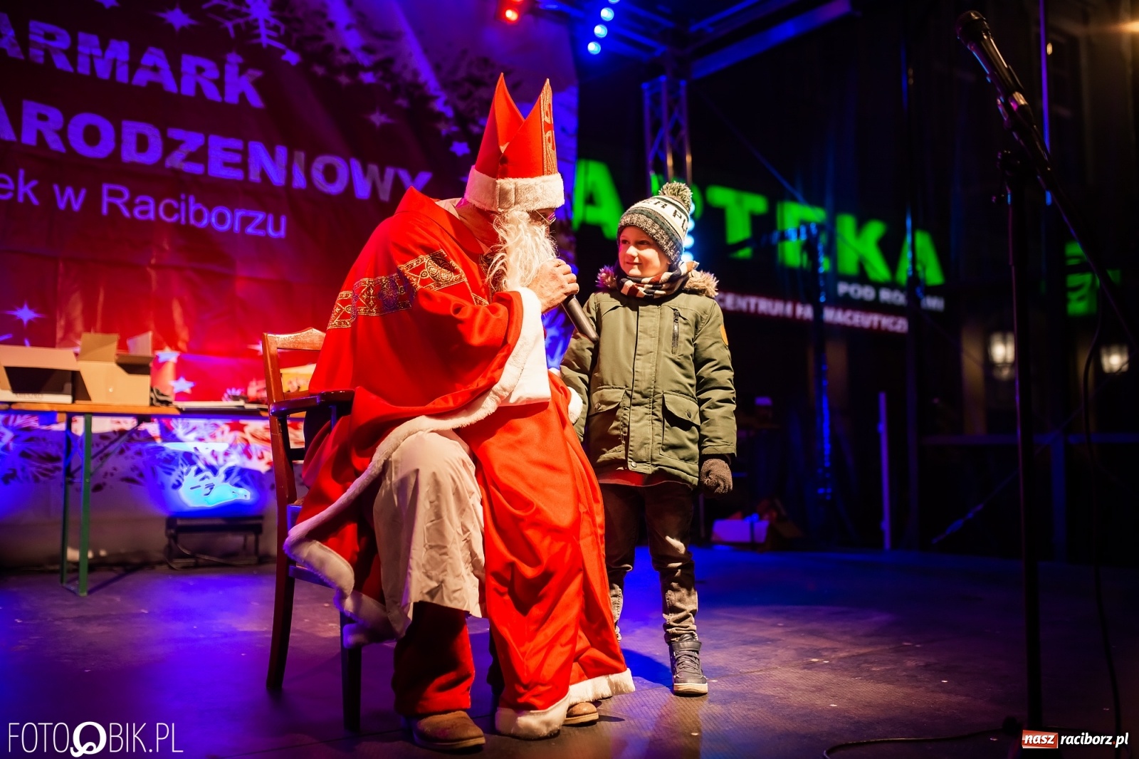 Zdjęcie w galerii na portalu naszraciborz.pl: Św. Mikołaj ze strażakami i rozświetlenie choinki w Raciborzu [WIDEO] wiadomości z regionu