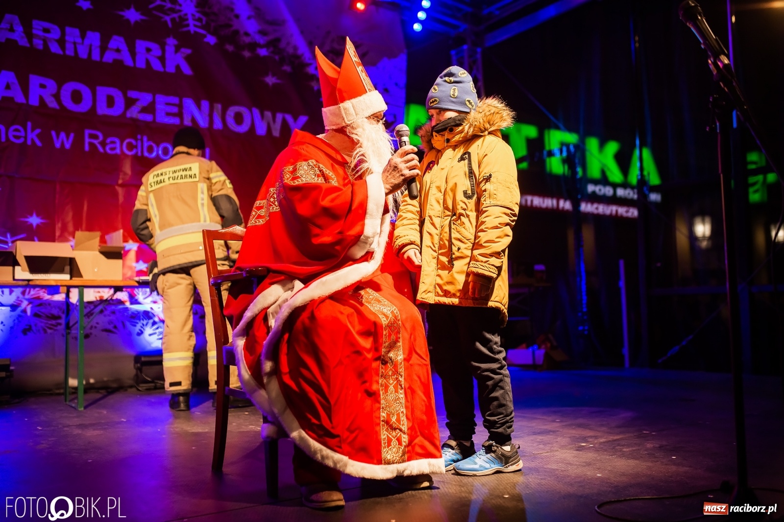 Zdjęcie w galerii na portalu naszraciborz.pl: Św. Mikołaj ze strażakami i rozświetlenie choinki w Raciborzu [WIDEO] wiadomości z regionu