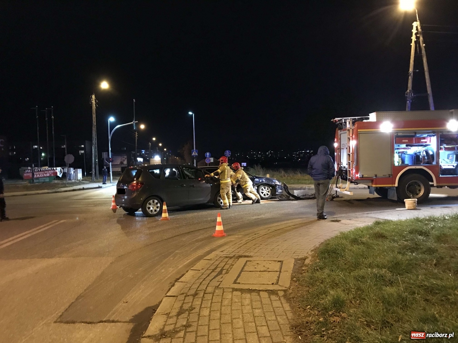 Zdjęcie w galerii na portalu naszraciborz.pl: Zderzenie opla z volkswagenem na mycie wiadomości z regionu