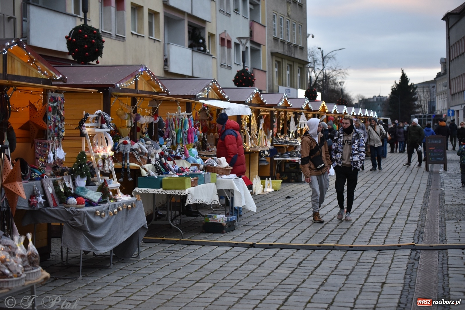 Zdjęcie w galerii na portalu naszraciborz.pl: Sobota na jarmarku w Raciborzu wiadomości z regionu