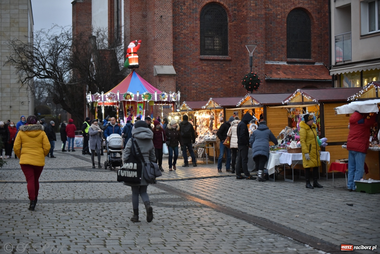 Zdjęcie w galerii na portalu naszraciborz.pl: Sobota na jarmarku w Raciborzu wiadomości z regionu