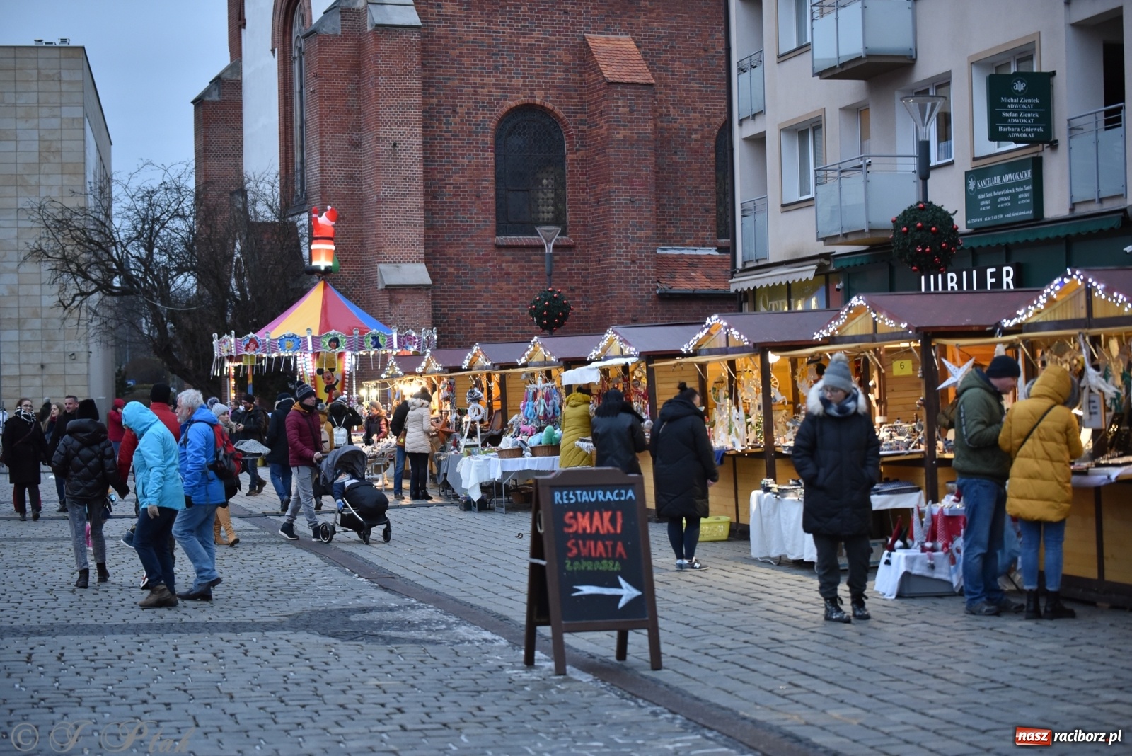 Zdjęcie w galerii na portalu naszraciborz.pl: Sobota na jarmarku w Raciborzu wiadomości z regionu