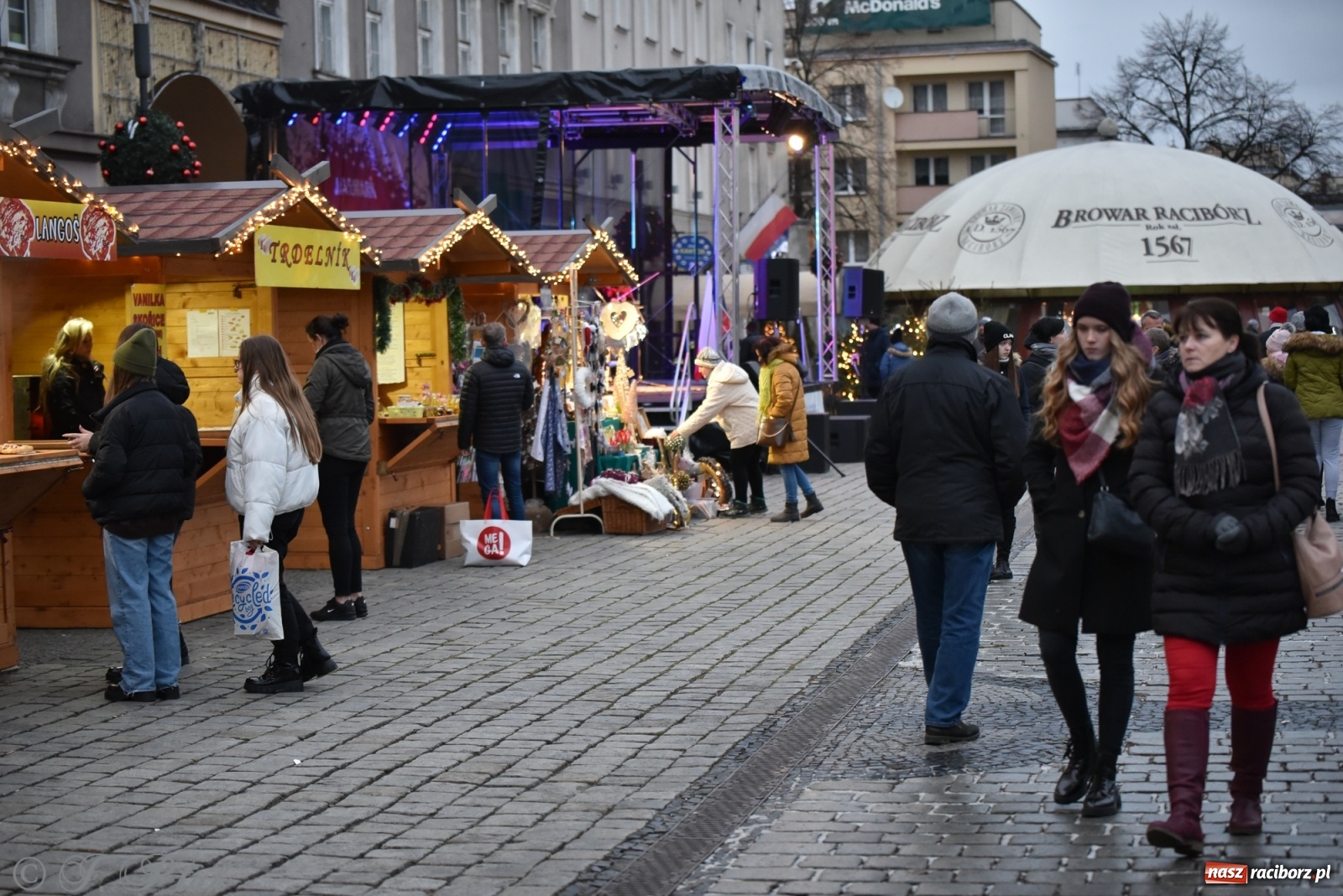 Zdjęcie w galerii na portalu naszraciborz.pl: Sobota na jarmarku w Raciborzu wiadomości z regionu
