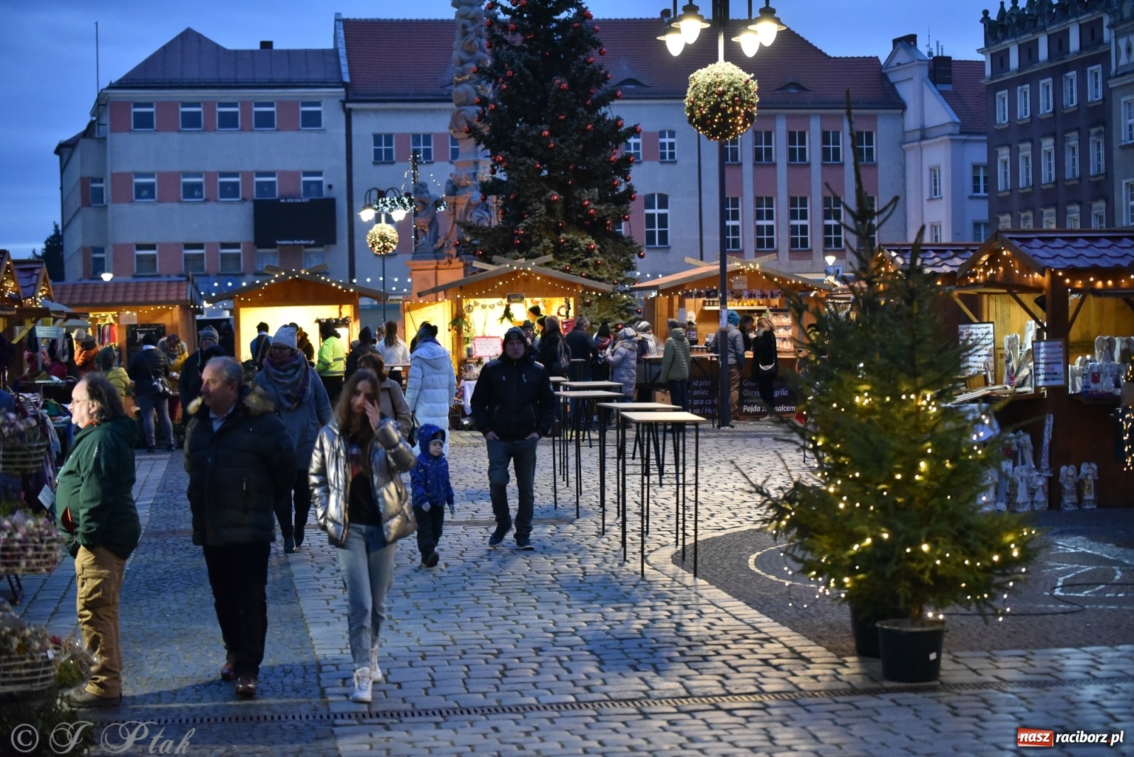 Zdjęcie w galerii na portalu naszraciborz.pl: Sobota na jarmarku w Raciborzu wiadomości z regionu