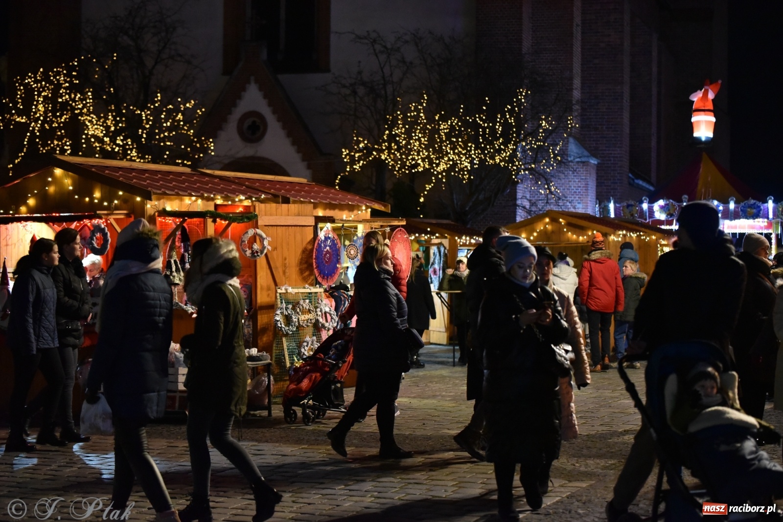 Zdjęcie w galerii na portalu naszraciborz.pl: Sobota na jarmarku w Raciborzu wiadomości z regionu
