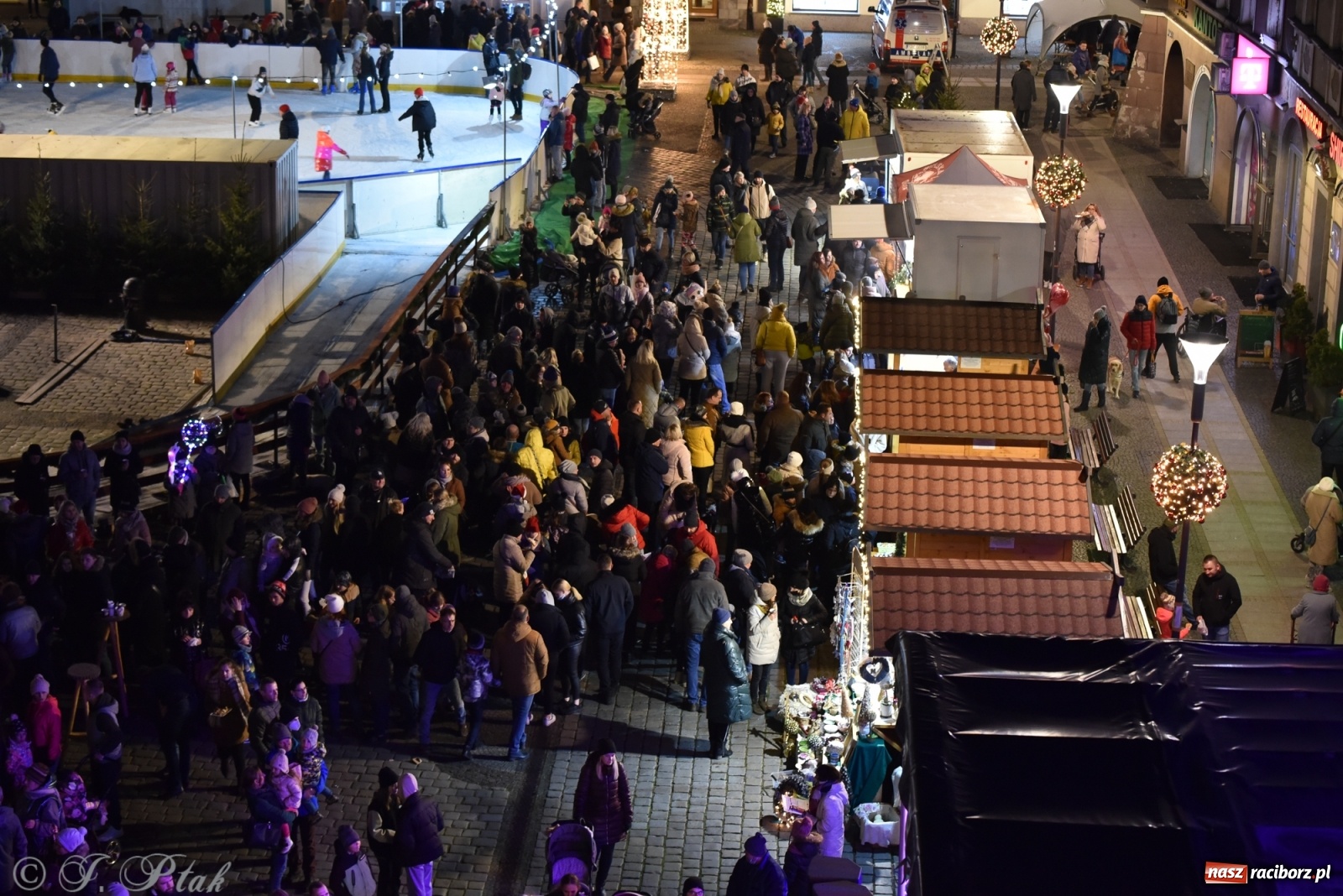 Zdjęcie w galerii na portalu naszraciborz.pl: Sobota na jarmarku w Raciborzu wiadomości z regionu