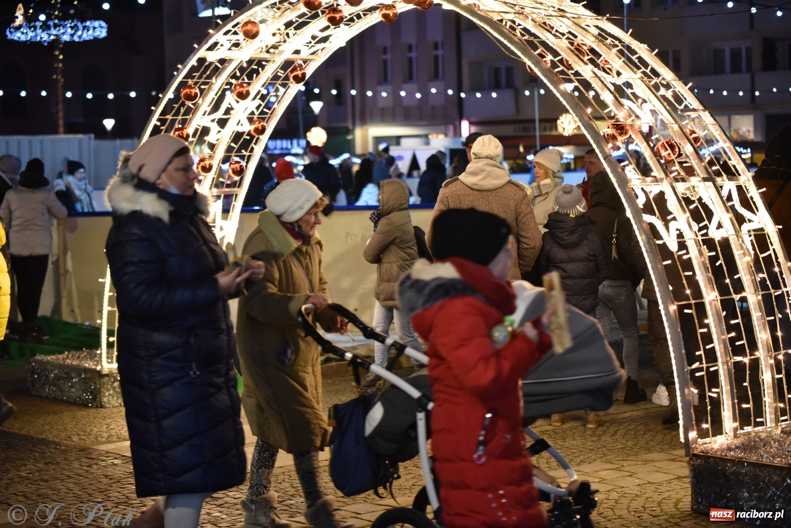 Zdjęcie w galerii na portalu naszraciborz.pl: Sobota na jarmarku w Raciborzu wiadomości z regionu