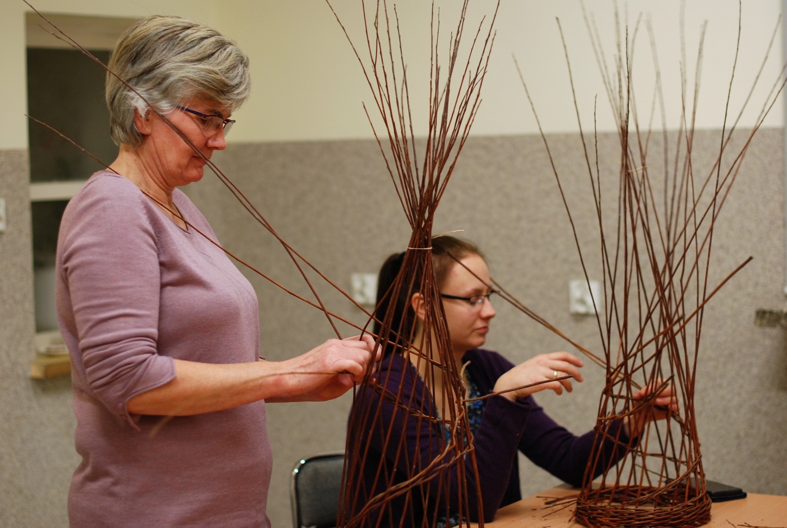 Zdjęcie w galerii na portalu naszraciborz.pl: Babska sprawa, czyli warsztaty plecionkarskie w Nędzy wiadomości z regionu