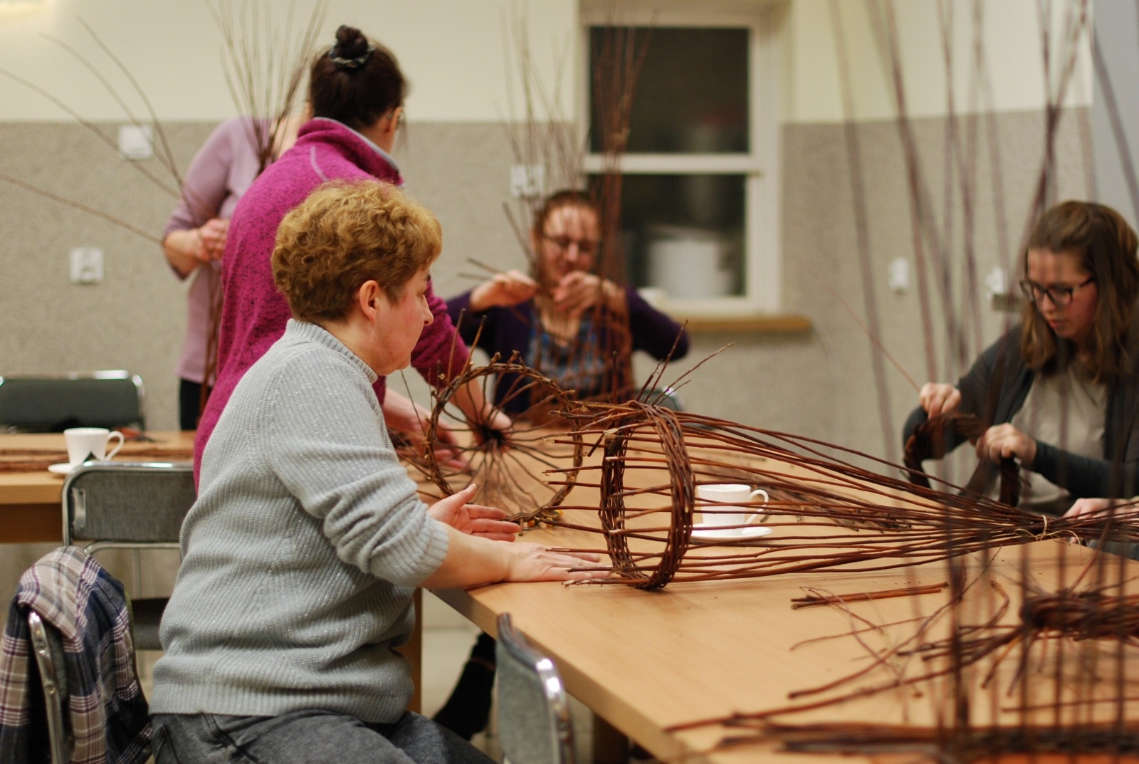 Zdjęcie w galerii na portalu naszraciborz.pl: Babska sprawa, czyli warsztaty plecionkarskie w Nędzy wiadomości z regionu
