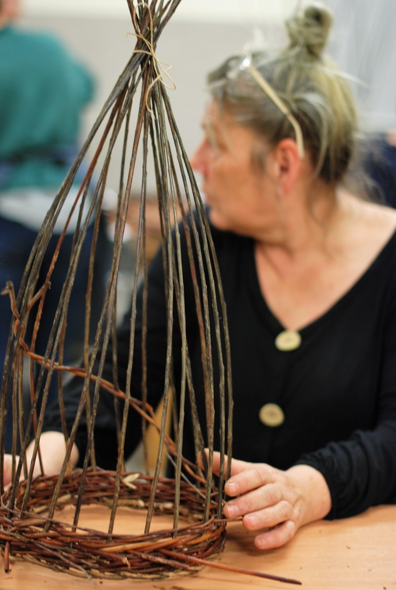 Zdjęcie w galerii na portalu naszraciborz.pl: Babska sprawa, czyli warsztaty plecionkarskie w Nędzy wiadomości z regionu