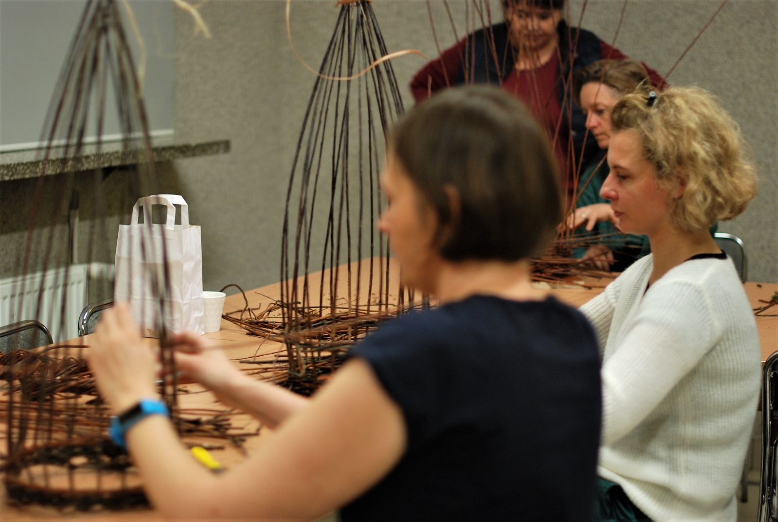 Zdjęcie w galerii na portalu naszraciborz.pl: Babska sprawa, czyli warsztaty plecionkarskie w Nędzy wiadomości z regionu