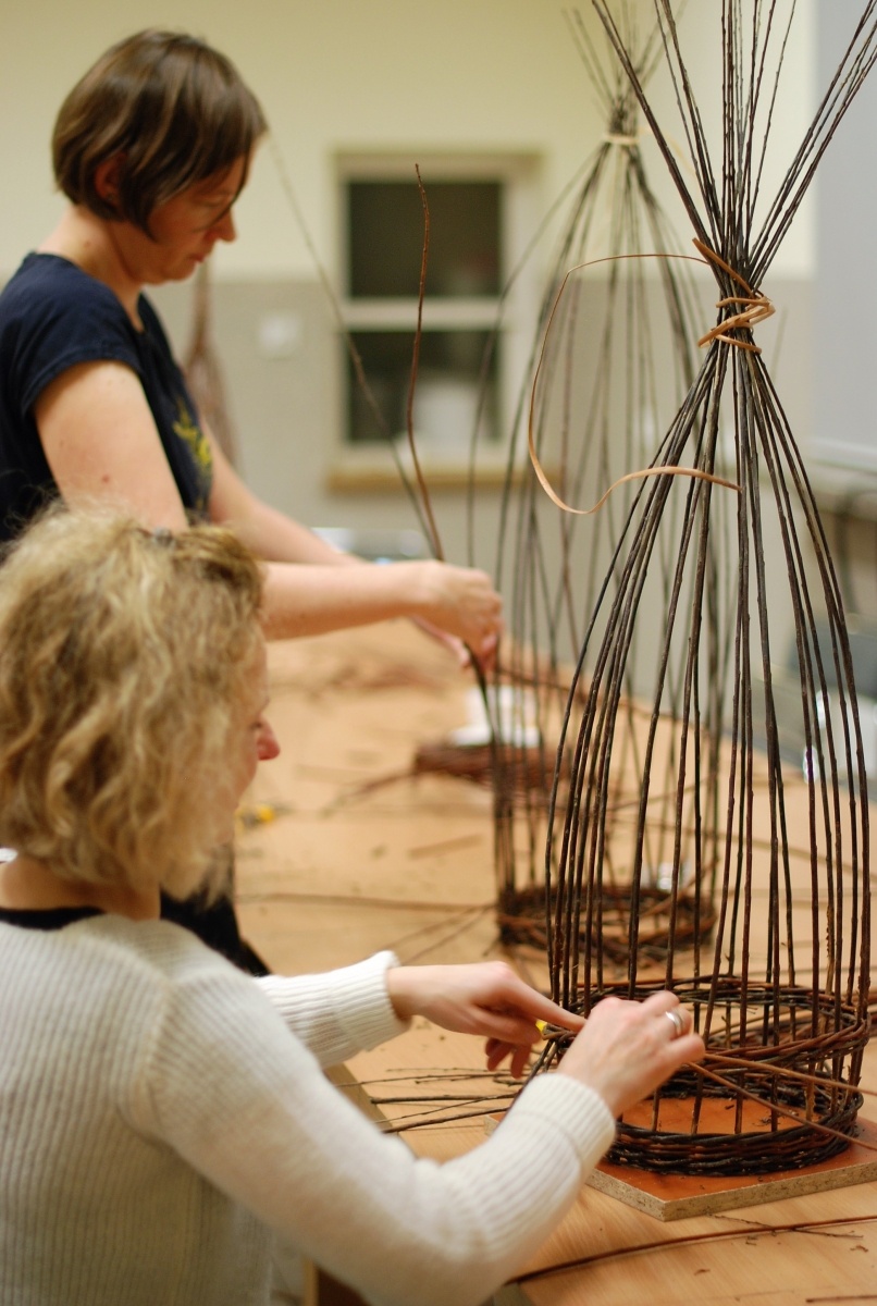 Zdjęcie w galerii na portalu naszraciborz.pl: Babska sprawa, czyli warsztaty plecionkarskie w Nędzy wiadomości z regionu