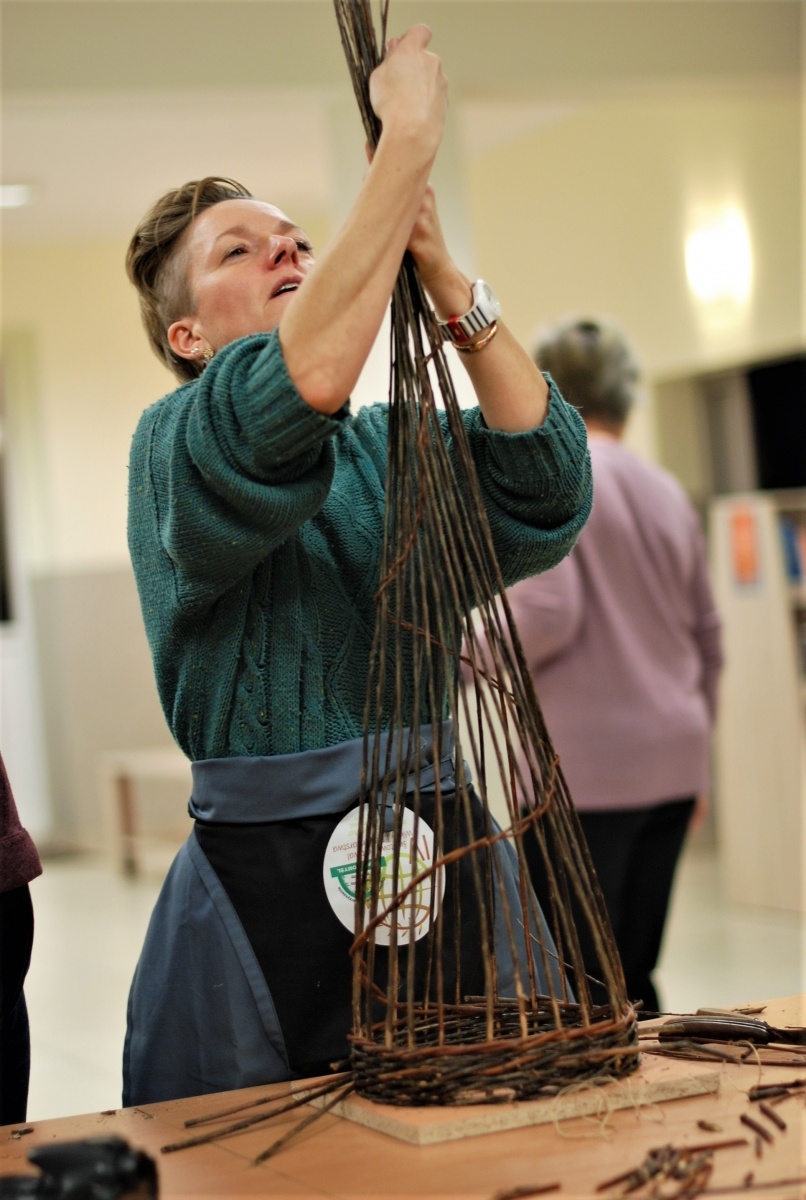 Zdjęcie w galerii na portalu naszraciborz.pl: Babska sprawa, czyli warsztaty plecionkarskie w Nędzy wiadomości z regionu