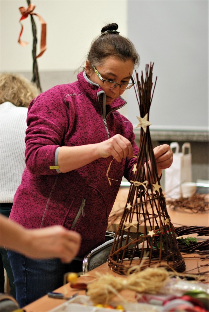 Zdjęcie w galerii na portalu naszraciborz.pl: Babska sprawa, czyli warsztaty plecionkarskie w Nędzy wiadomości z regionu