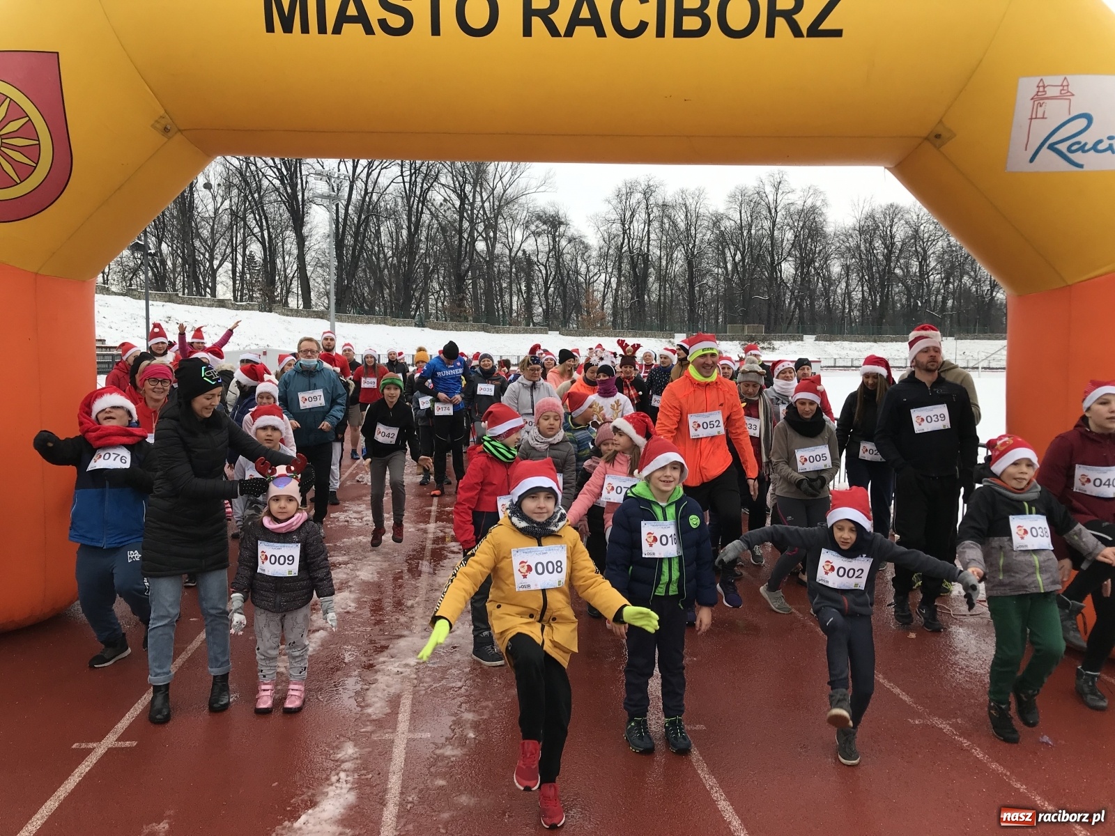 Zdjęcie w galerii na portalu naszraciborz.pl: Raciborski Bieg Mikołajkowy w zimowej scenerii wiadomości z regionu