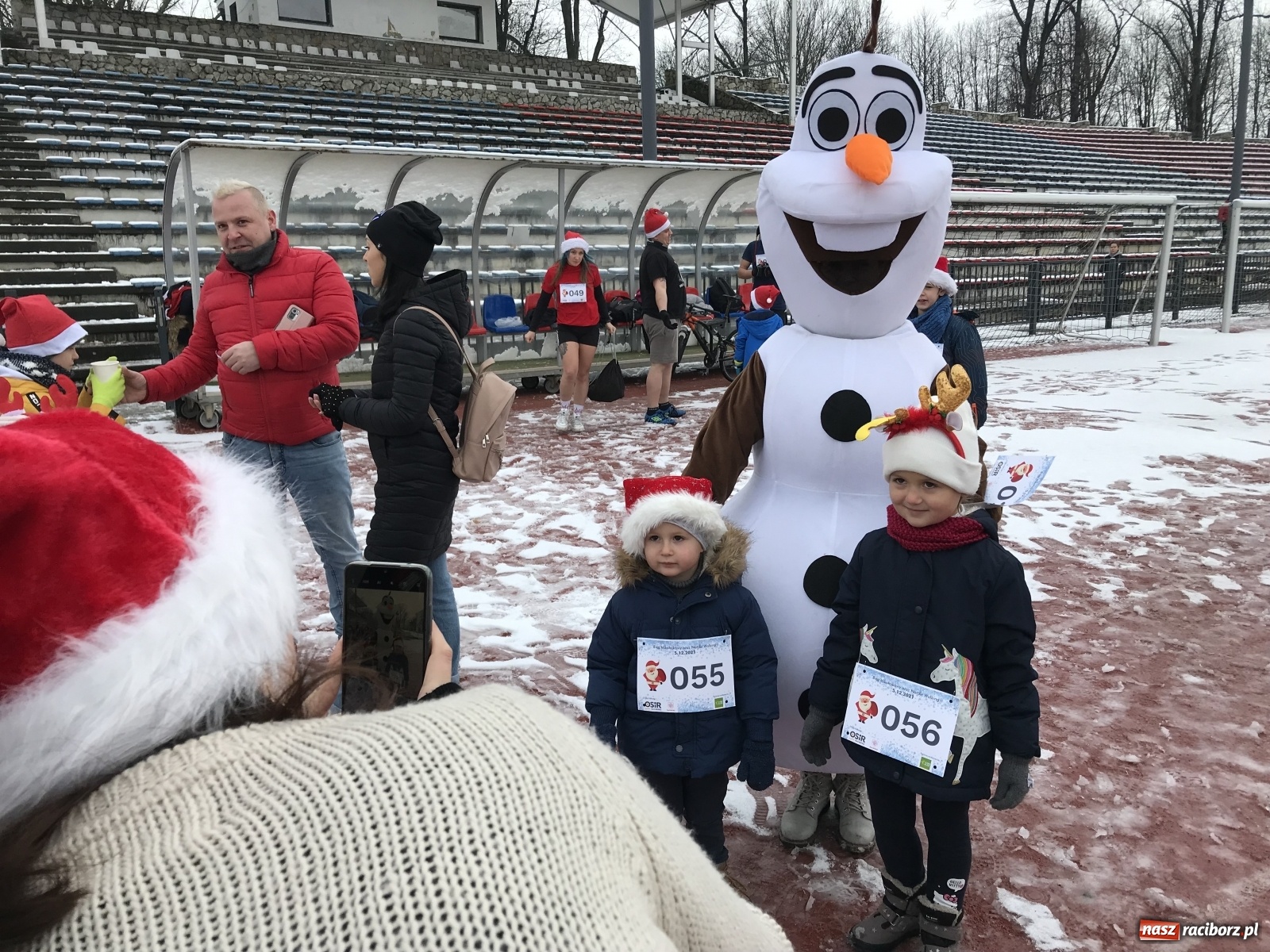 Zdjęcie w galerii na portalu naszraciborz.pl: Raciborski Bieg Mikołajkowy w zimowej scenerii wiadomości z regionu