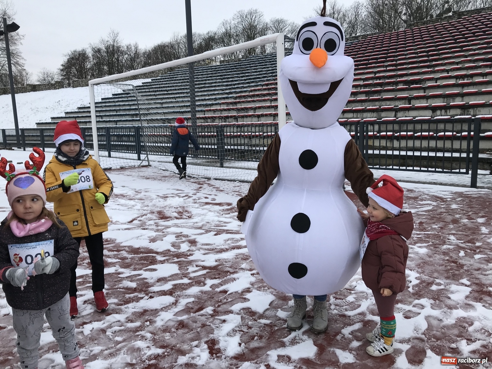 Zdjęcie w galerii na portalu naszraciborz.pl: Raciborski Bieg Mikołajkowy w zimowej scenerii wiadomości z regionu