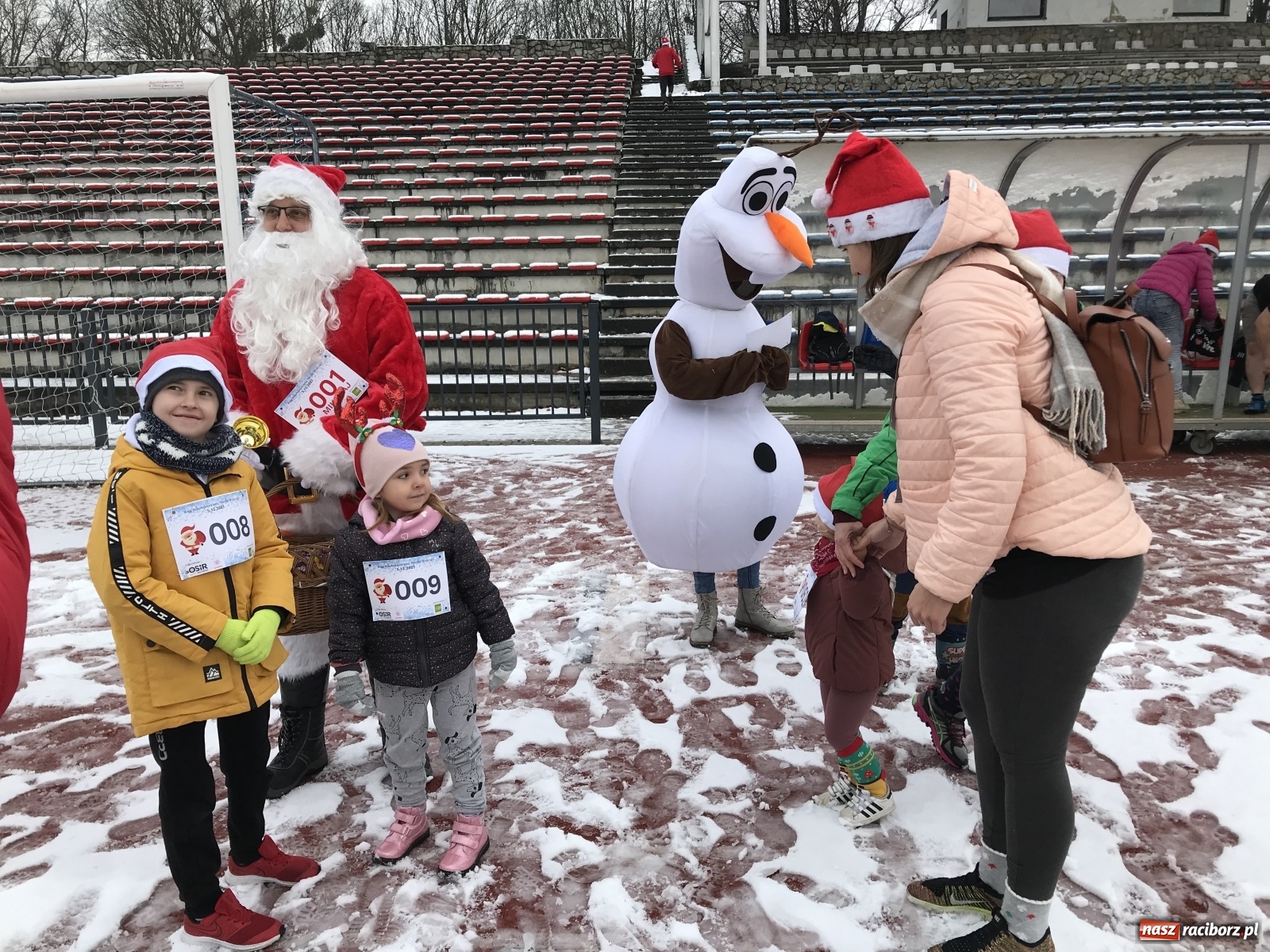 Zdjęcie w galerii na portalu naszraciborz.pl: Raciborski Bieg Mikołajkowy w zimowej scenerii wiadomości z regionu