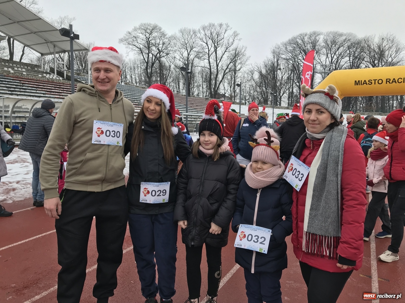 Zdjęcie w galerii na portalu naszraciborz.pl: Raciborski Bieg Mikołajkowy w zimowej scenerii wiadomości z regionu