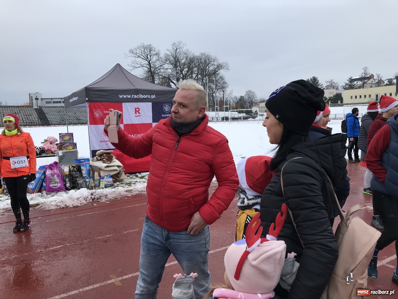 Zdjęcie w galerii na portalu naszraciborz.pl: Raciborski Bieg Mikołajkowy w zimowej scenerii wiadomości z regionu