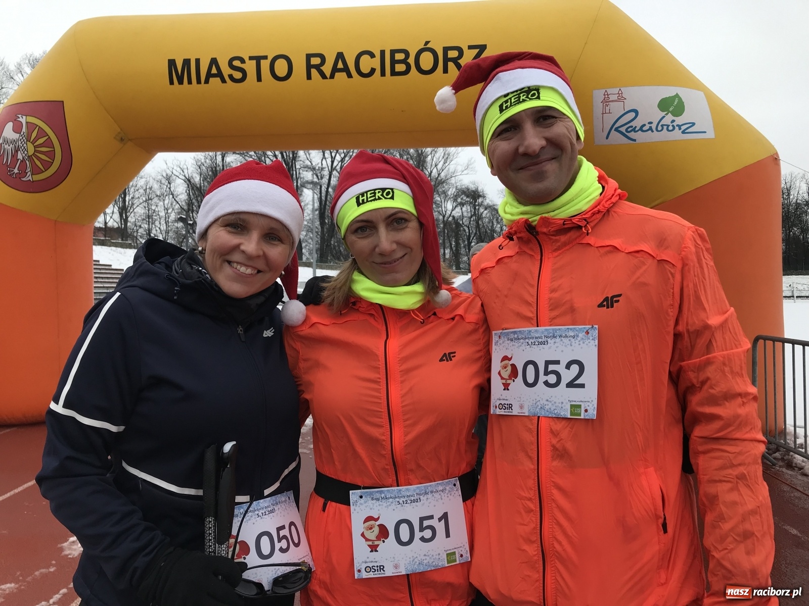 Zdjęcie w galerii na portalu naszraciborz.pl: Raciborski Bieg Mikołajkowy w zimowej scenerii wiadomości z regionu