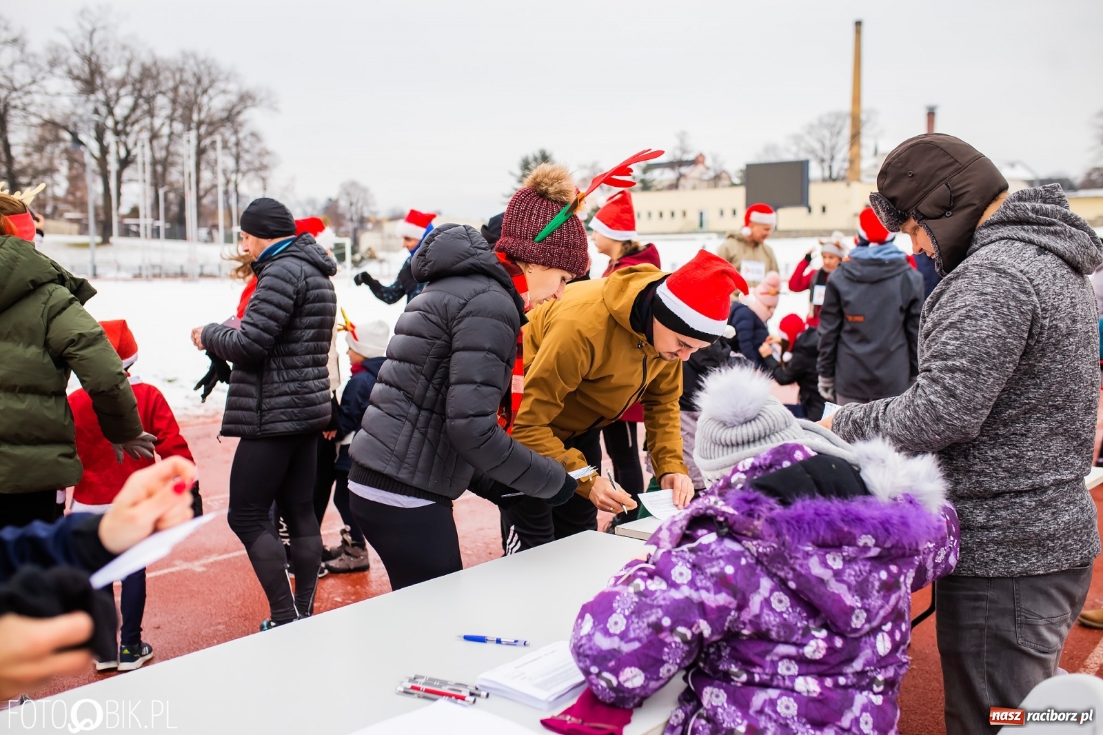 Zdjęcie w galerii na portalu naszraciborz.pl: Raciborski Bieg Mikołajkowy w zimowej scenerii wiadomości z regionu