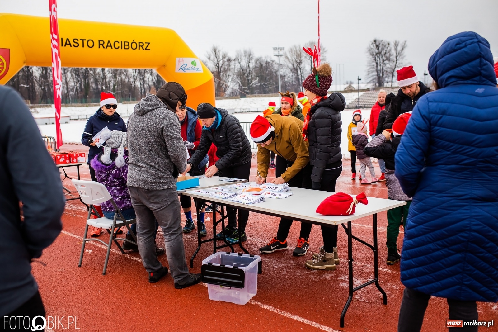 Zdjęcie w galerii na portalu naszraciborz.pl: Raciborski Bieg Mikołajkowy w zimowej scenerii wiadomości z regionu