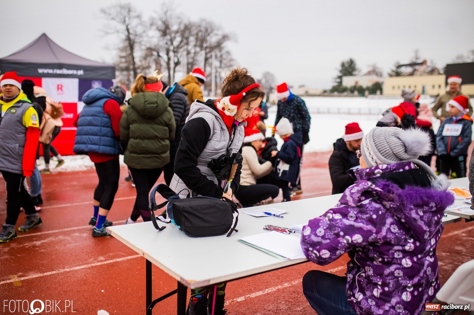 Zdjęcie w galerii na portalu naszraciborz.pl: Raciborski Bieg Mikołajkowy w zimowej scenerii wiadomości z regionu