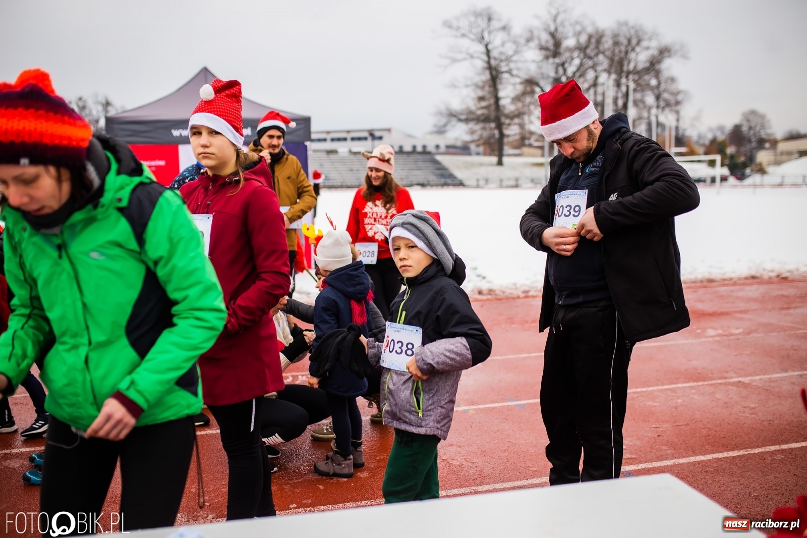 Zdjęcie w galerii na portalu naszraciborz.pl: Raciborski Bieg Mikołajkowy w zimowej scenerii wiadomości z regionu