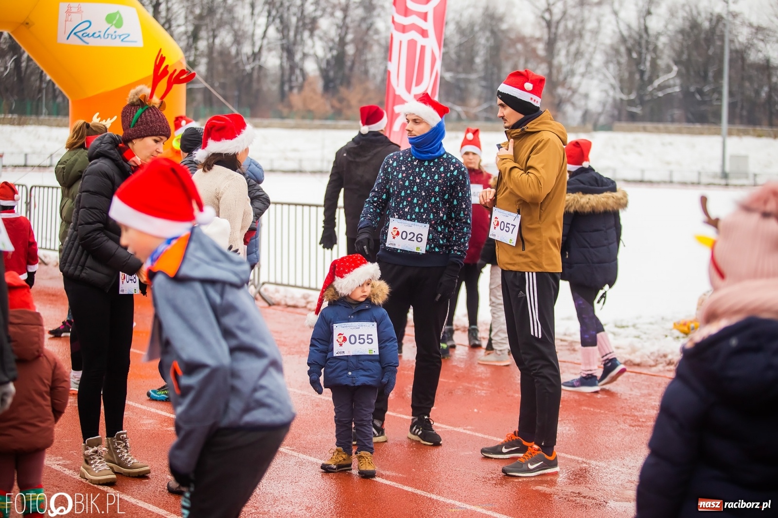 Zdjęcie w galerii na portalu naszraciborz.pl: Raciborski Bieg Mikołajkowy w zimowej scenerii wiadomości z regionu