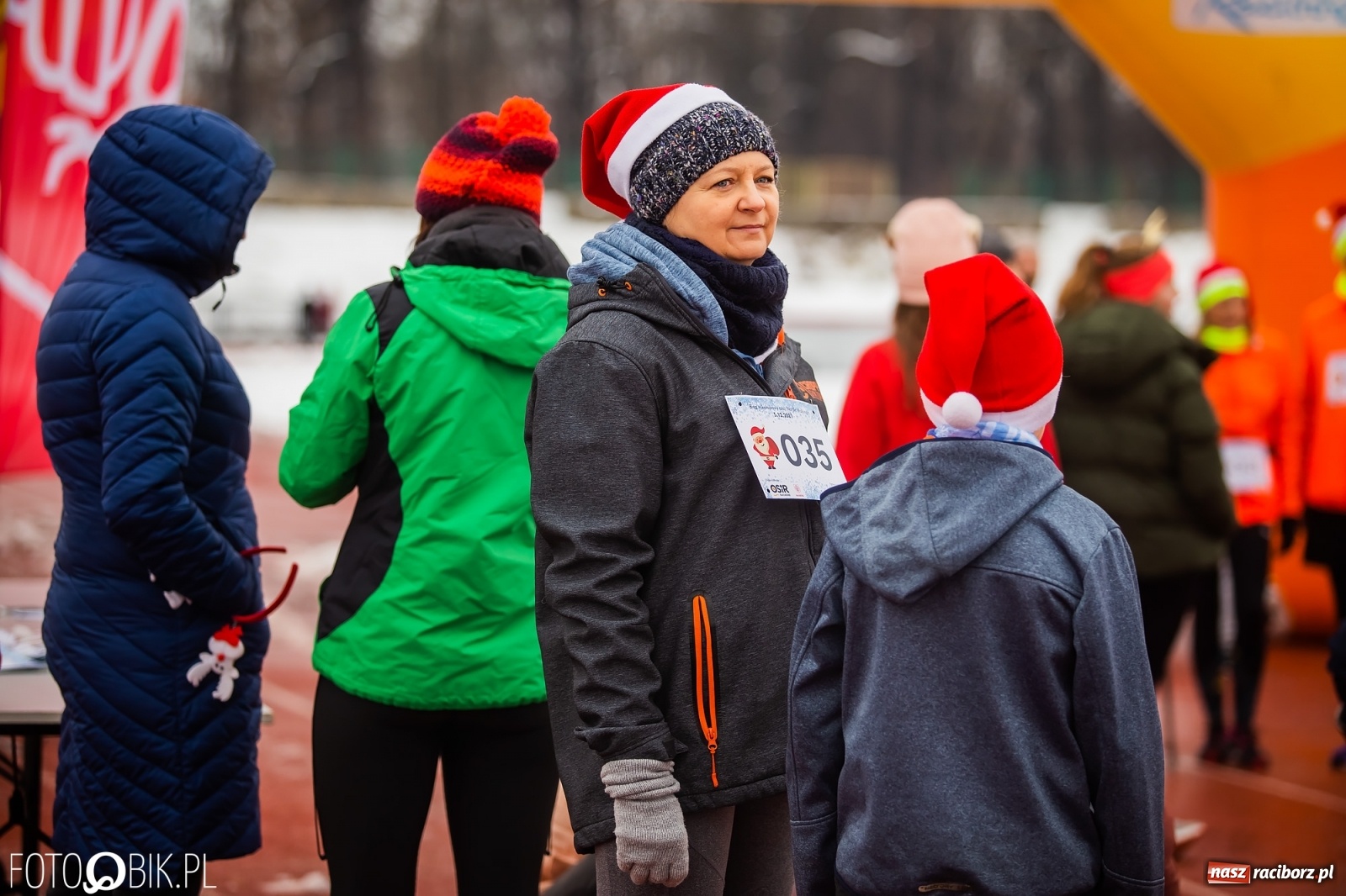 Zdjęcie w galerii na portalu naszraciborz.pl: Raciborski Bieg Mikołajkowy w zimowej scenerii wiadomości z regionu