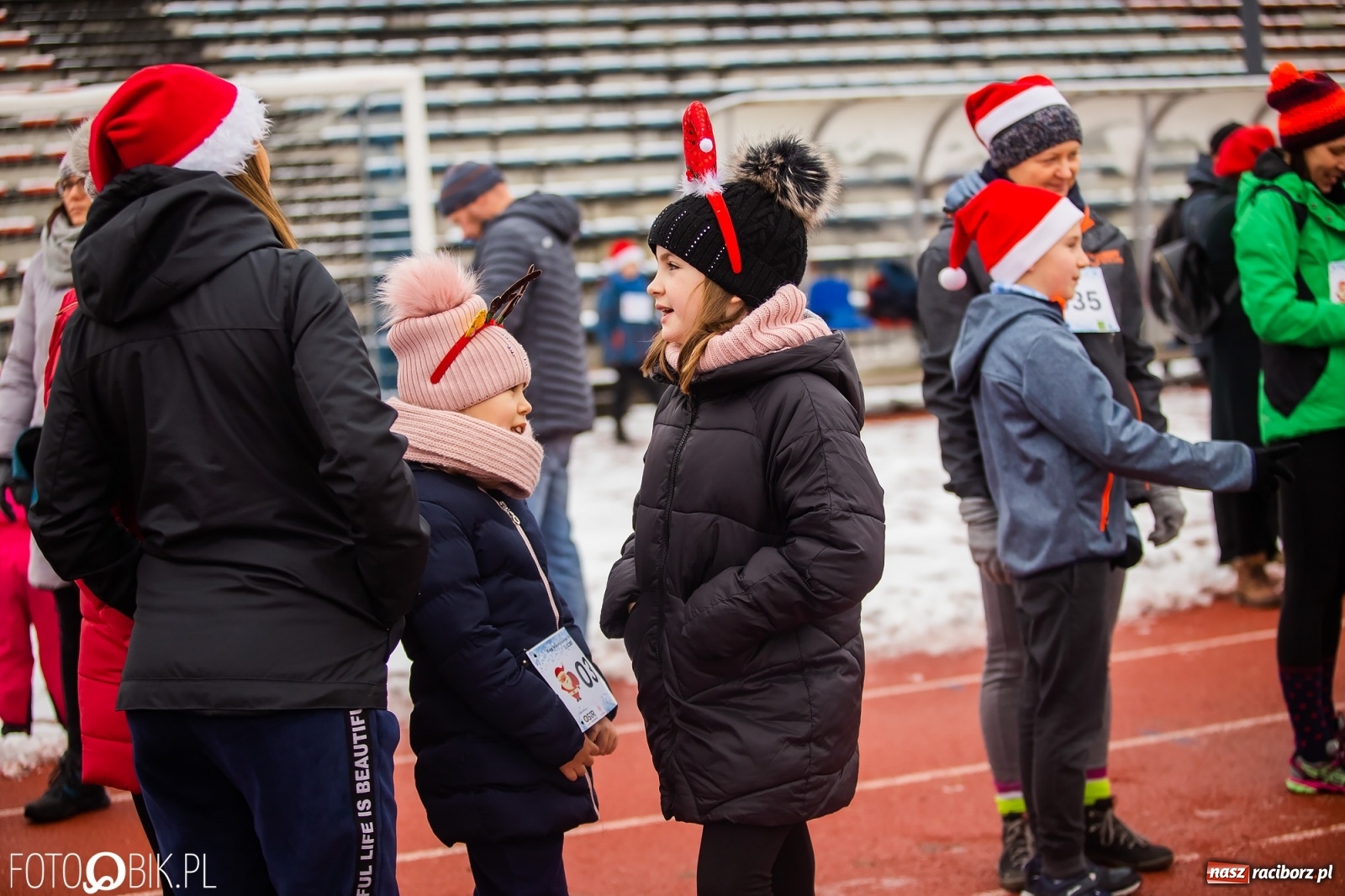 Zdjęcie w galerii na portalu naszraciborz.pl: Raciborski Bieg Mikołajkowy w zimowej scenerii wiadomości z regionu