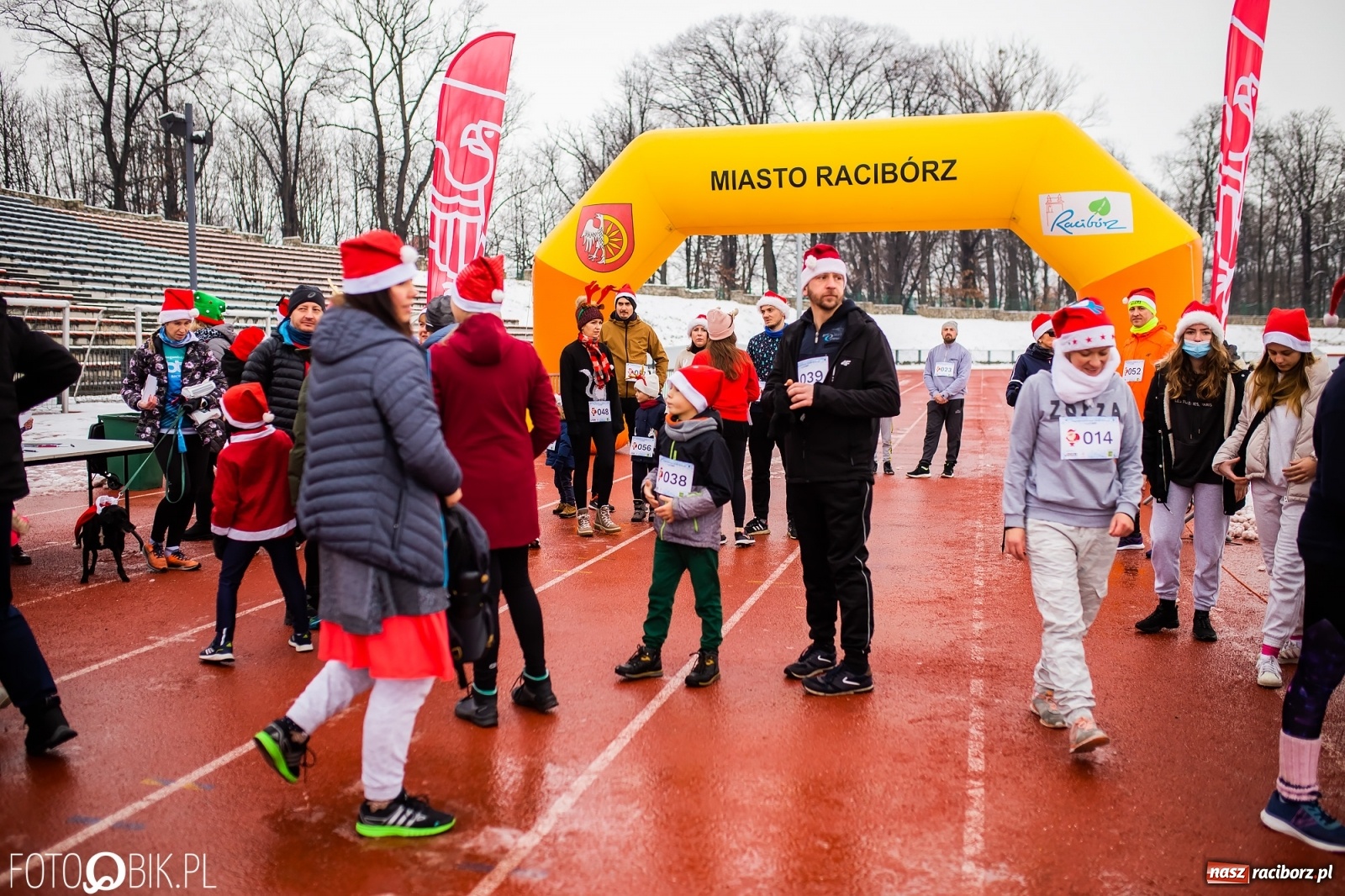 Zdjęcie w galerii na portalu naszraciborz.pl: Raciborski Bieg Mikołajkowy w zimowej scenerii wiadomości z regionu