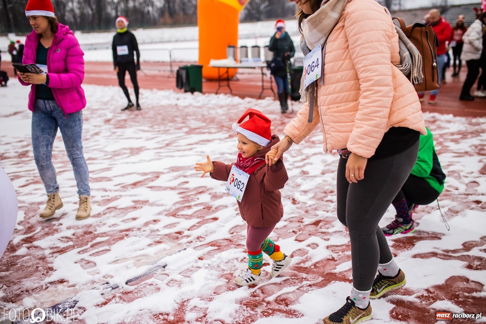 Zdjęcie w galerii na portalu naszraciborz.pl: Raciborski Bieg Mikołajkowy w zimowej scenerii wiadomości z regionu