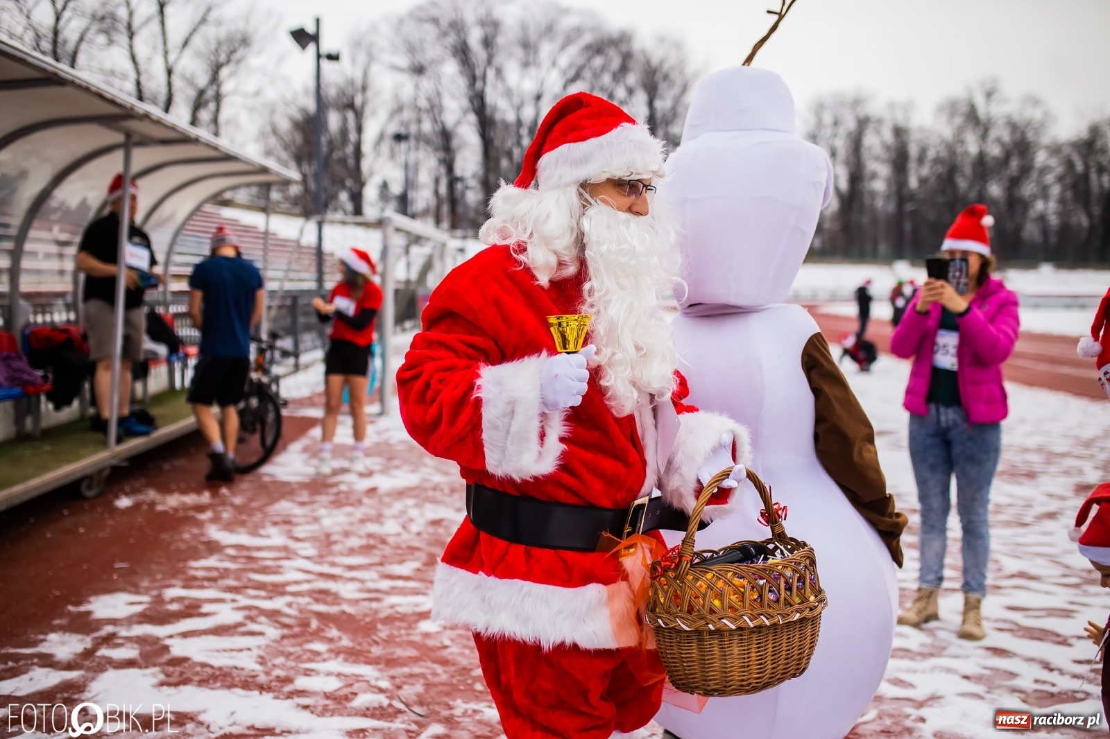 Zdjęcie w galerii na portalu naszraciborz.pl: Raciborski Bieg Mikołajkowy w zimowej scenerii wiadomości z regionu