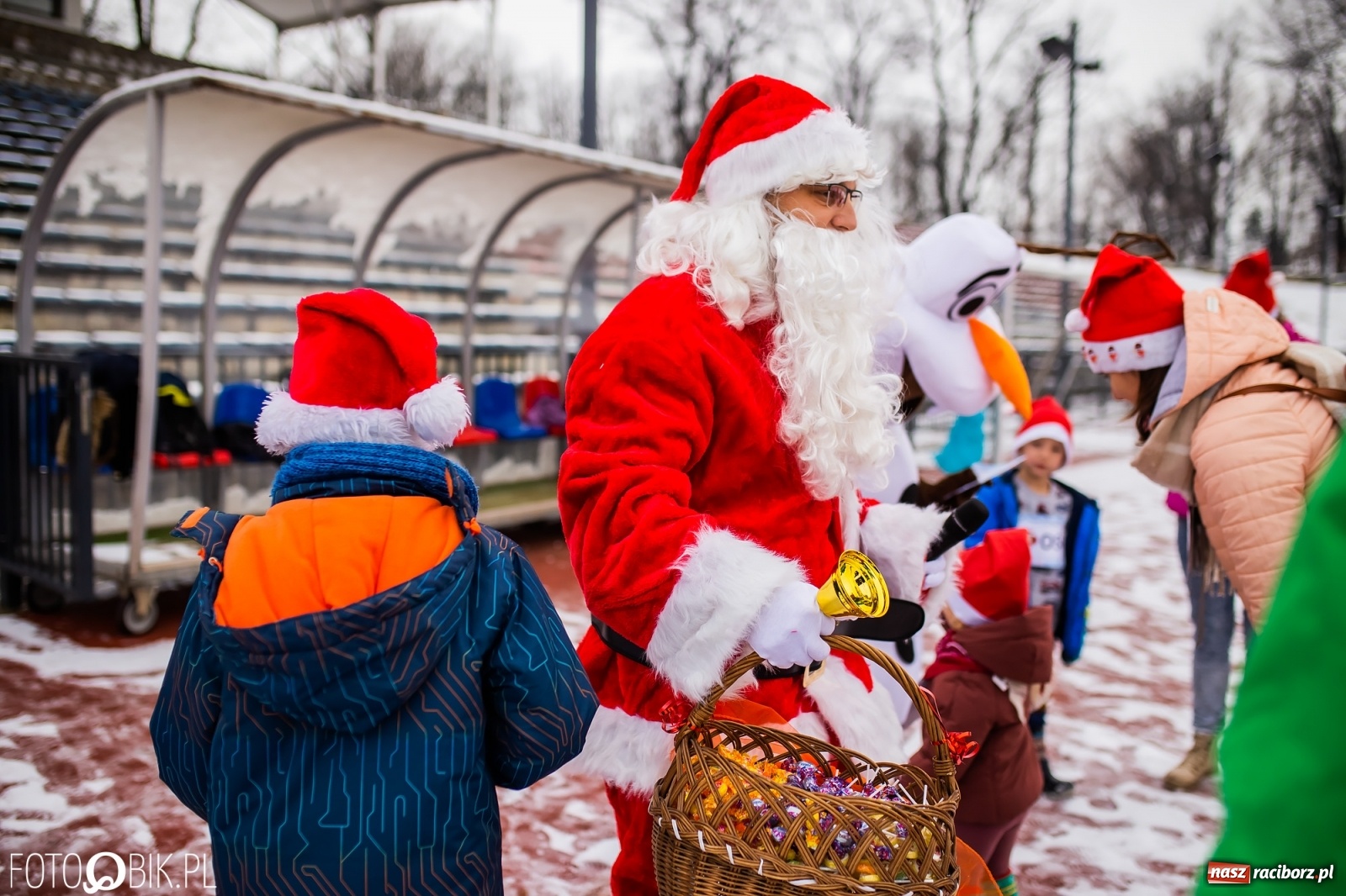 Zdjęcie w galerii na portalu naszraciborz.pl: Raciborski Bieg Mikołajkowy w zimowej scenerii wiadomości z regionu