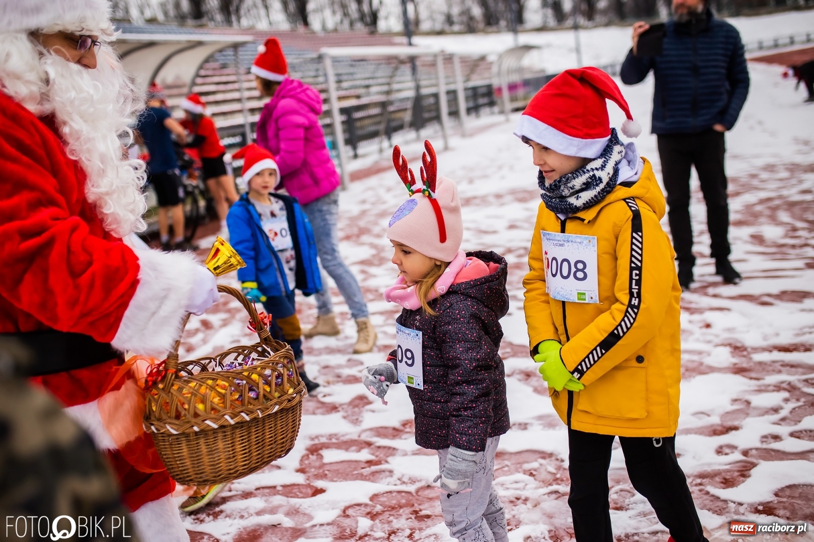 Zdjęcie w galerii na portalu naszraciborz.pl: Raciborski Bieg Mikołajkowy w zimowej scenerii wiadomości z regionu