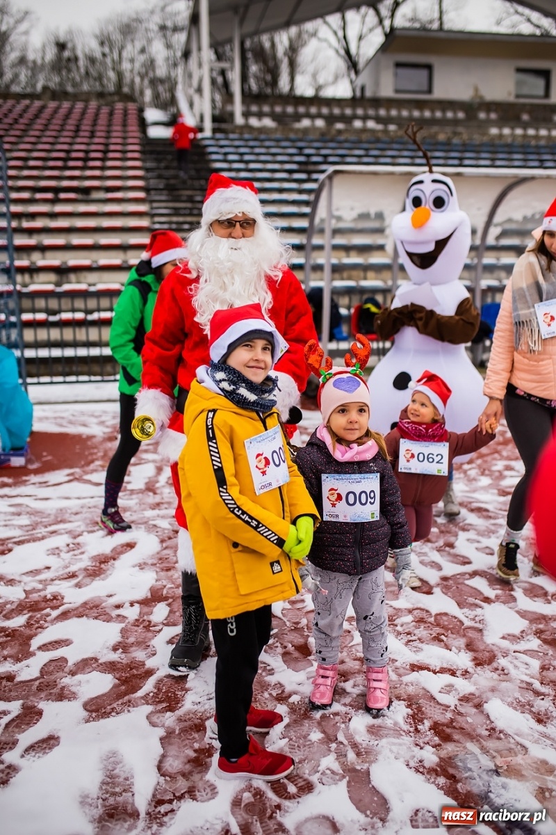 Zdjęcie w galerii na portalu naszraciborz.pl: Raciborski Bieg Mikołajkowy w zimowej scenerii wiadomości z regionu