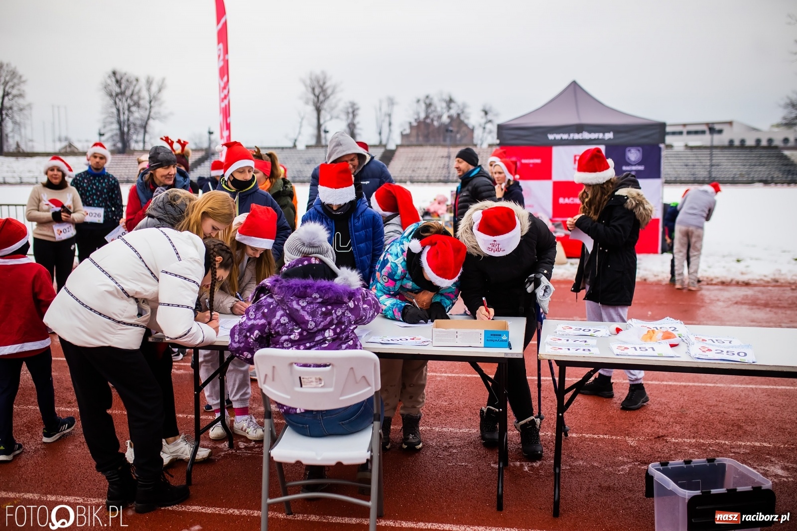 Zdjęcie w galerii na portalu naszraciborz.pl: Raciborski Bieg Mikołajkowy w zimowej scenerii wiadomości z regionu