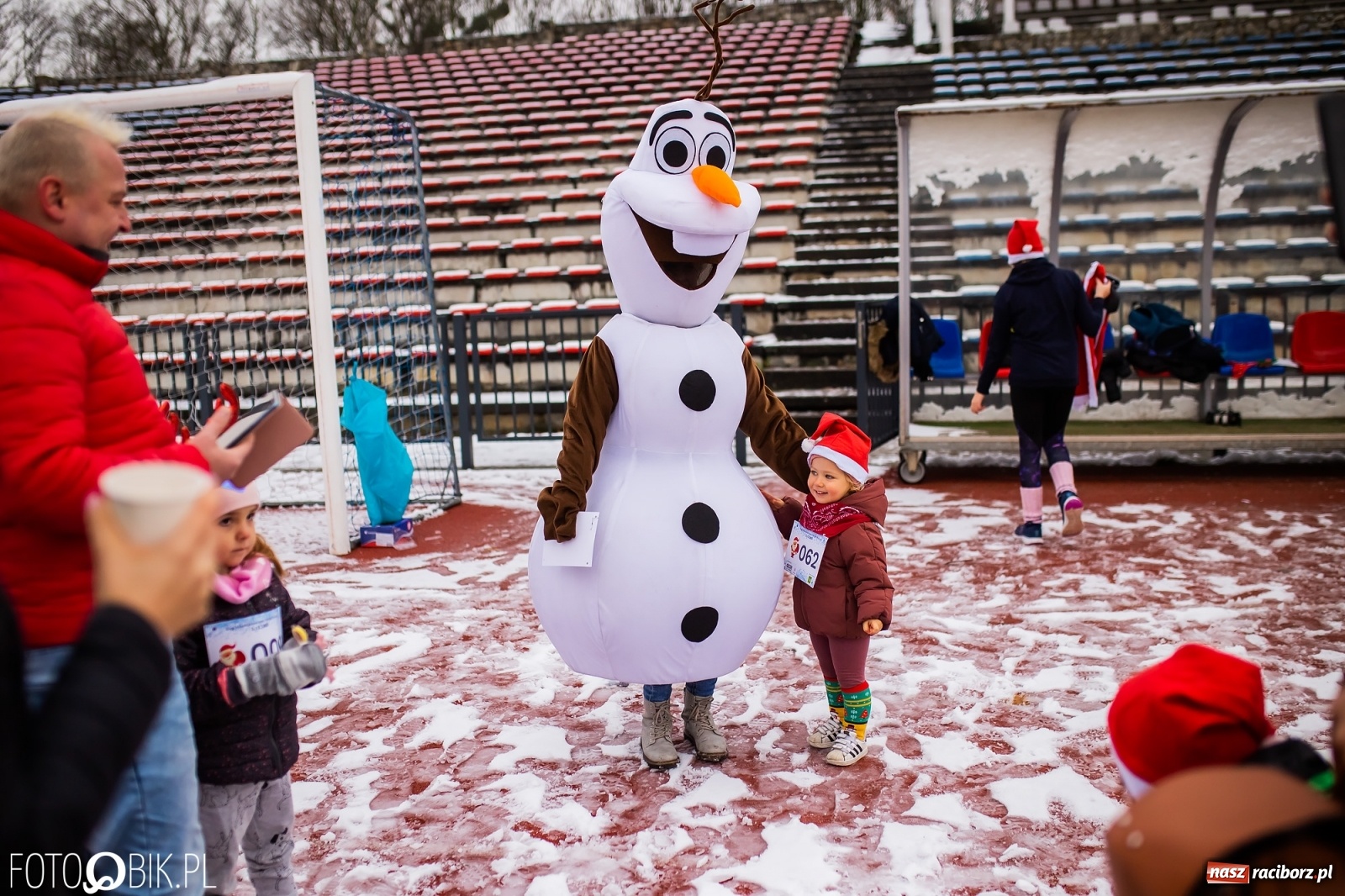 Zdjęcie w galerii na portalu naszraciborz.pl: Raciborski Bieg Mikołajkowy w zimowej scenerii wiadomości z regionu
