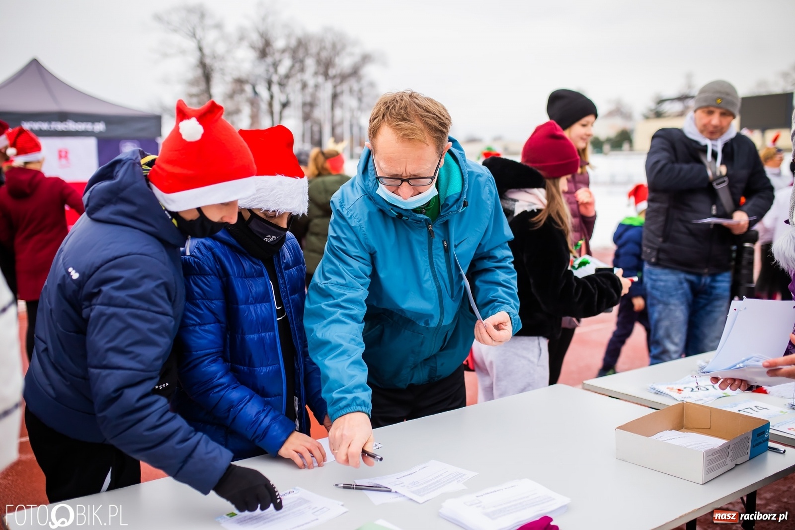 Zdjęcie w galerii na portalu naszraciborz.pl: Raciborski Bieg Mikołajkowy w zimowej scenerii wiadomości z regionu