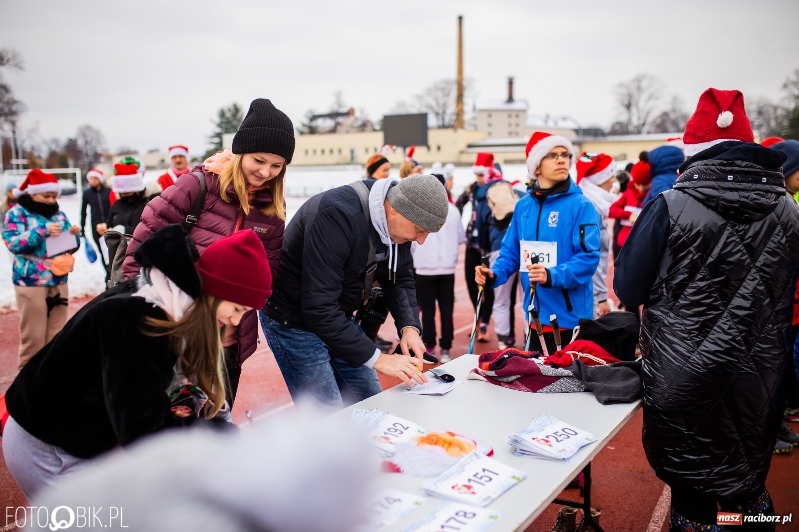 Zdjęcie w galerii na portalu naszraciborz.pl: Raciborski Bieg Mikołajkowy w zimowej scenerii wiadomości z regionu