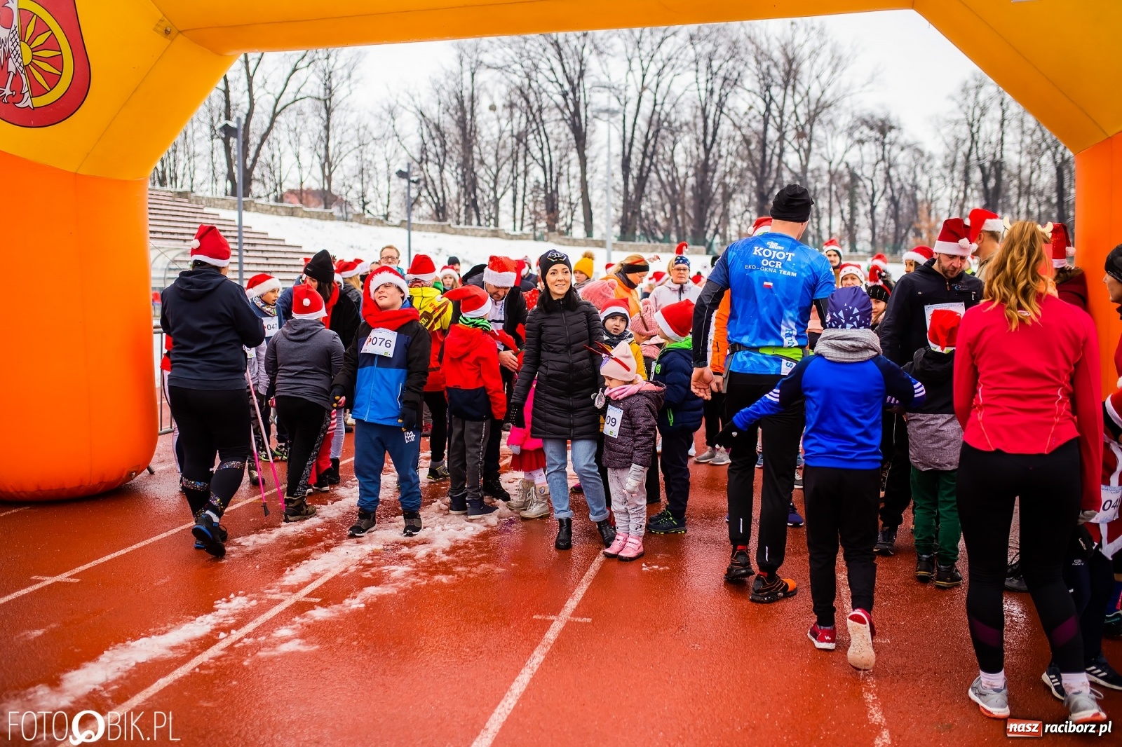 Zdjęcie w galerii na portalu naszraciborz.pl: Raciborski Bieg Mikołajkowy w zimowej scenerii wiadomości z regionu